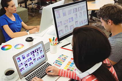 disenadores-graficos-que-trabajan-su-escritorio